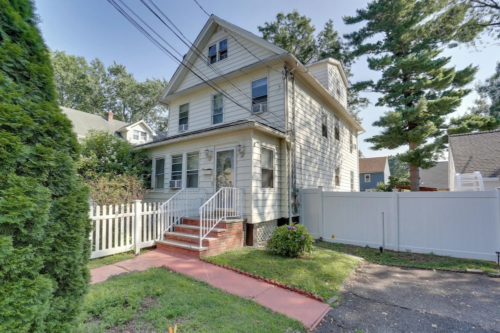 8 Mi to Metlife Stadium: Pet-friendly Home w/ Yard