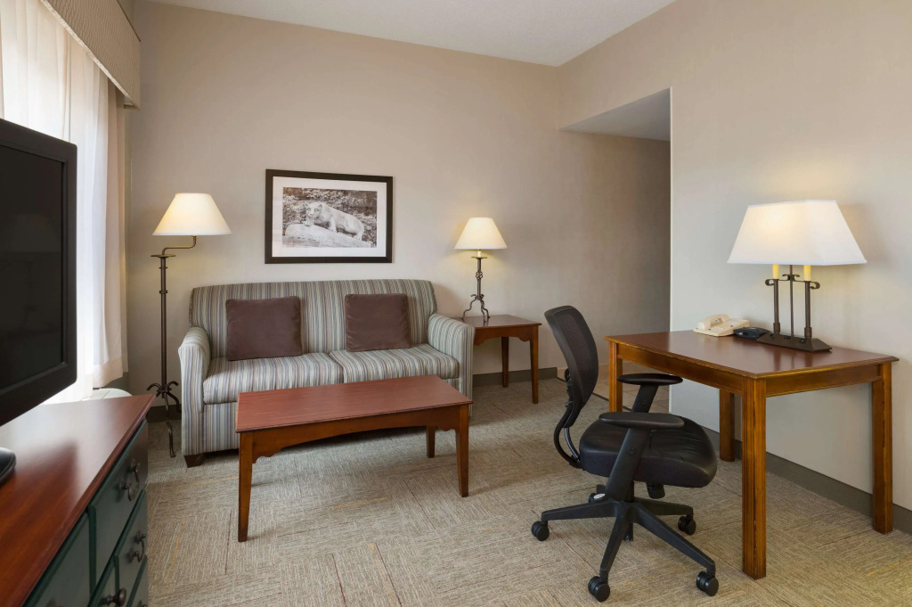 Hampton Inn & Suites State College at Williamsburg Square
