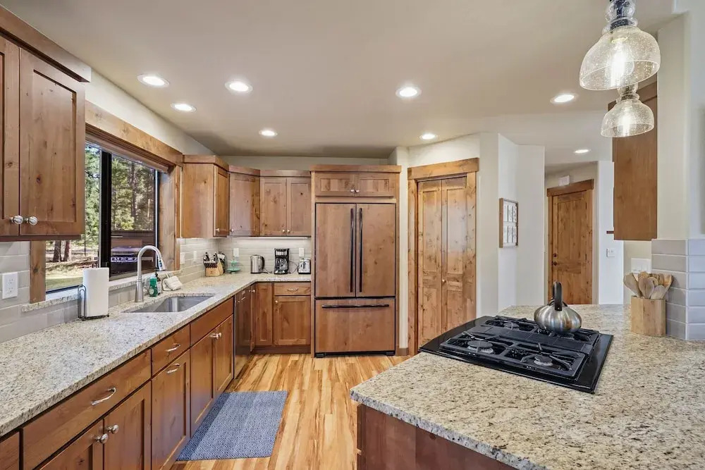 3 Tumalo Home with Wood Burning Stone Fireplace, Hot Tub, and BBQ on the Deck by RedAwning