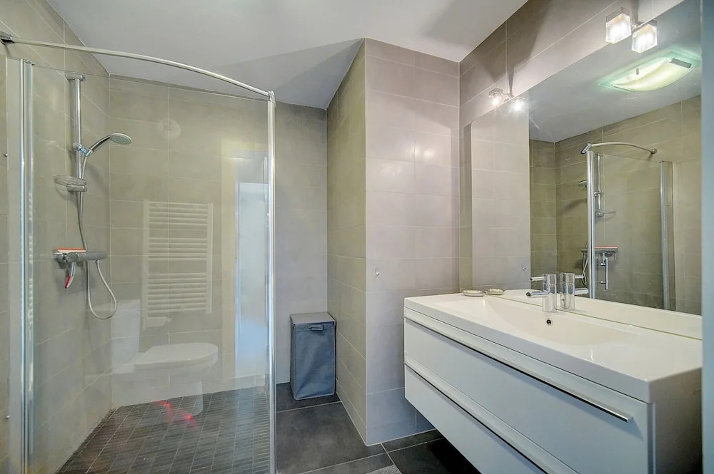 Moderne 2 Pieces Climatise Avec Terrasse A1b230
