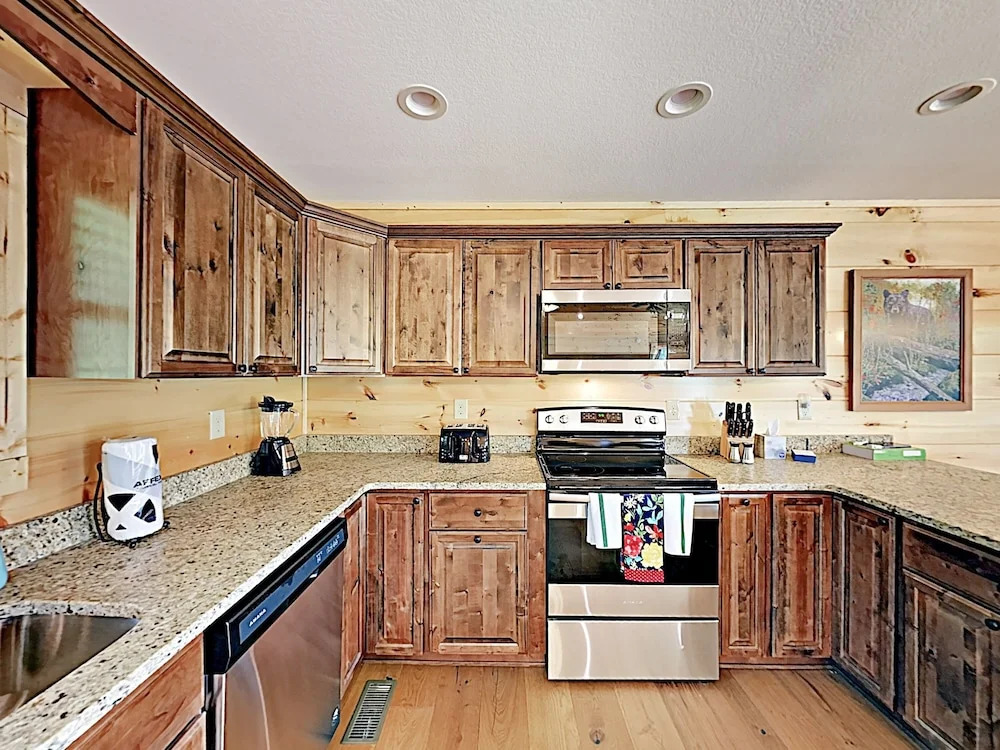 New Listing! Gorgeous W/ Mountain Views 3 Bedroom Cabin