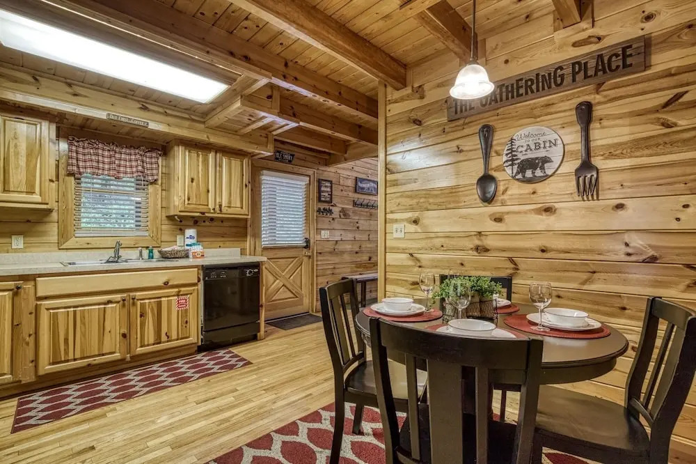 ERN834 - LAKESIDE GETAWAY - GREAT LOCATION! CLOSE TO ALL THE ACTION! cabin