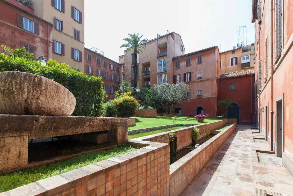 Dora Trevi Apartment