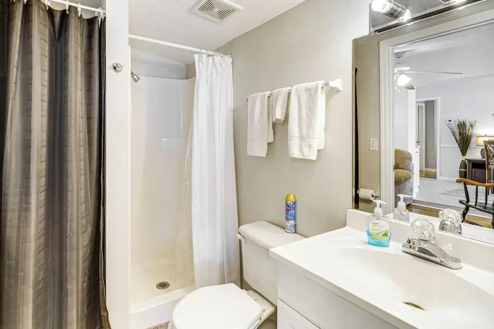 1 Mi to Lake Jackson: Home w/ Screened Patio!