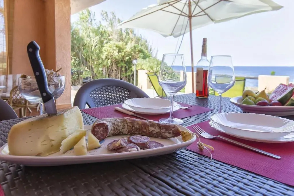 Villa sulla riva della marina di Sorso 3 camere veranda sul mare giardino