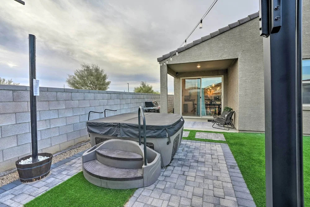 New-build Glendale Home w/ Hot Tub + Putting Green