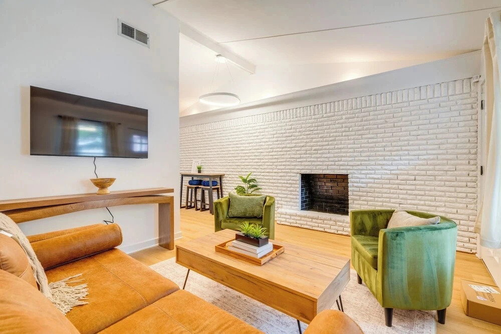 Large Deck, Rec Room! 2-unit ATX Retreat By Campus