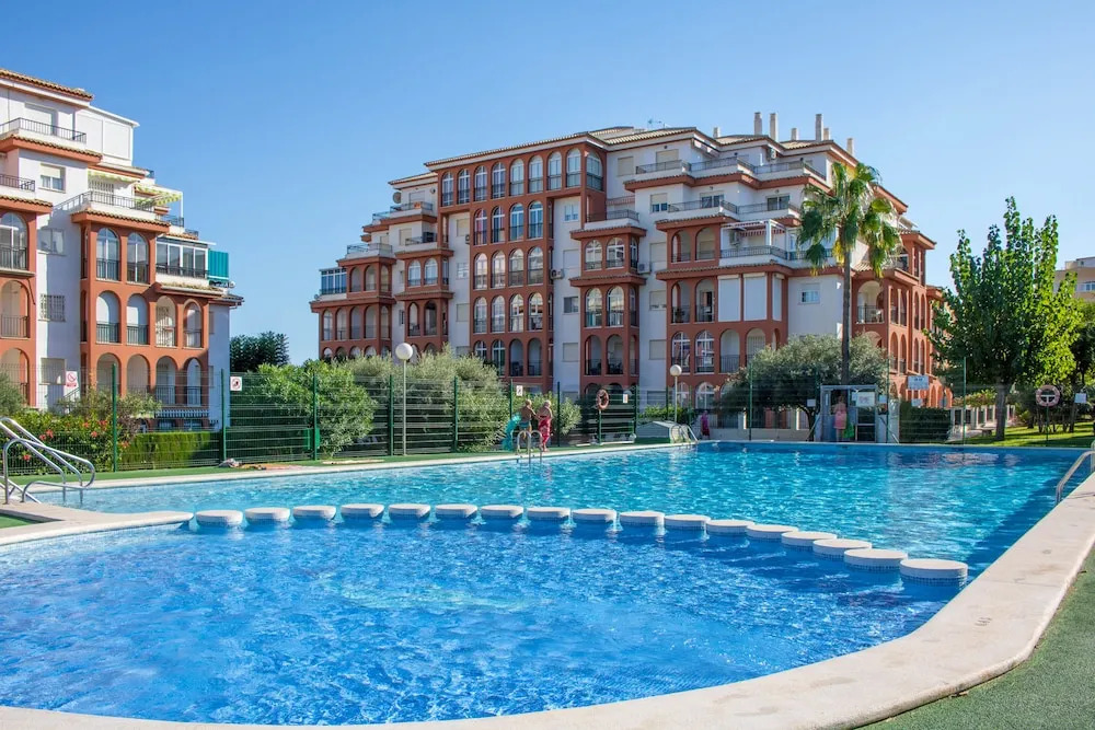 Penthouse with Sea Views & Lovely Garden