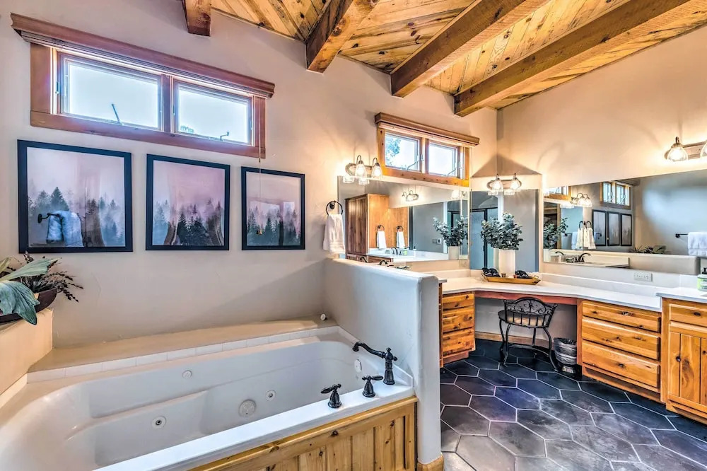 Luxe Ruidoso Home w/ Hot Tub + Mountain Views