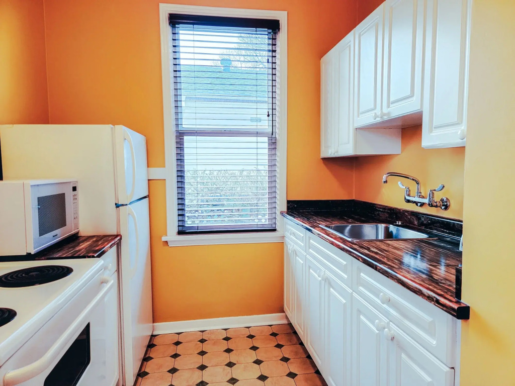 James Bay Inn Hotel, Suites & Cottage