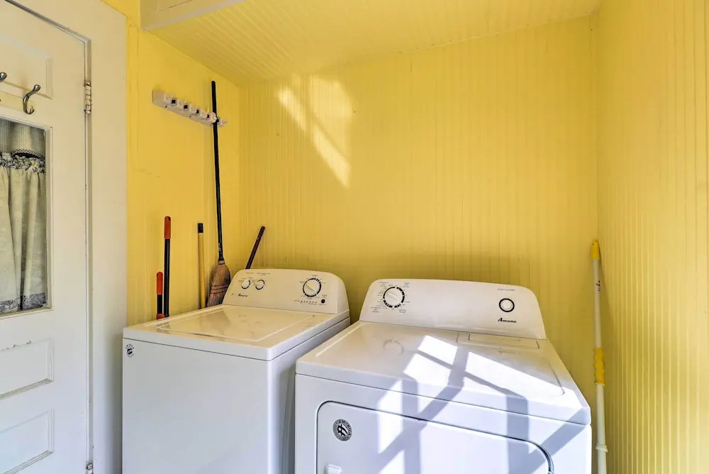1920s Corsicana Home: Group Getaway Near Downtown!