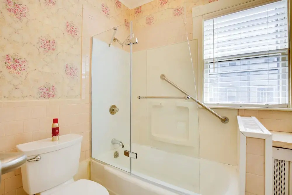 Quaint Beverly Townhome: Walk to Beach & Downtown!
