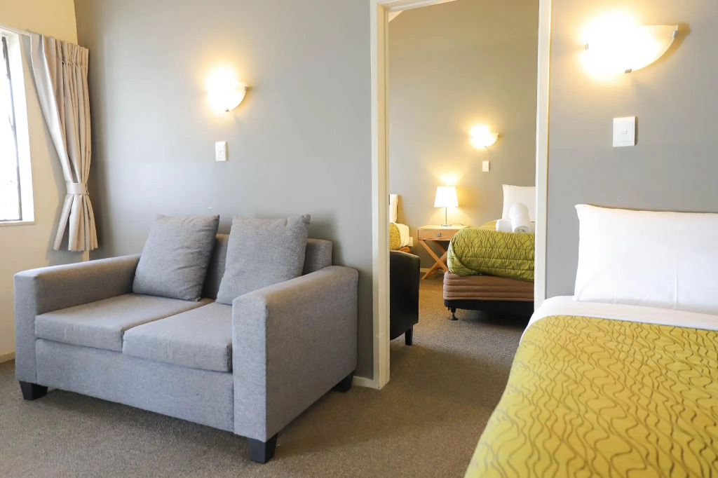 Airport Manor Inn