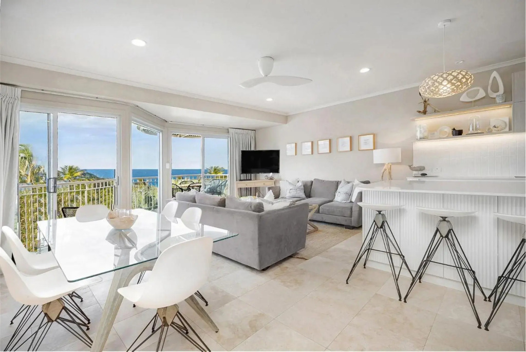 Unit 9 Fantastic Holiday Apartment in Sunshine Beach Stunning Views Opposite Beach Access