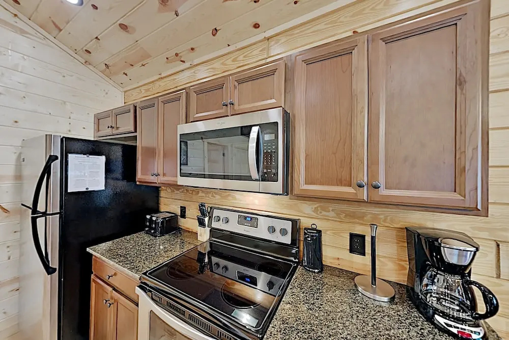 Southern Comfort: All-suite Getaway W/ Hot Tub 2 Bedroom Cabin