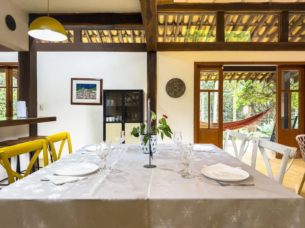 Casa na Granja Viana em frente à reserva ambiental
