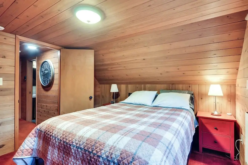 Inviting Mt Hood Cabin w/ Porch: 1 Mi to Skibowl!