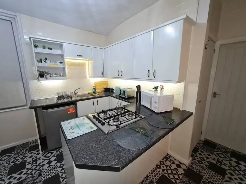 Large 3 Bed Flat Free Parking