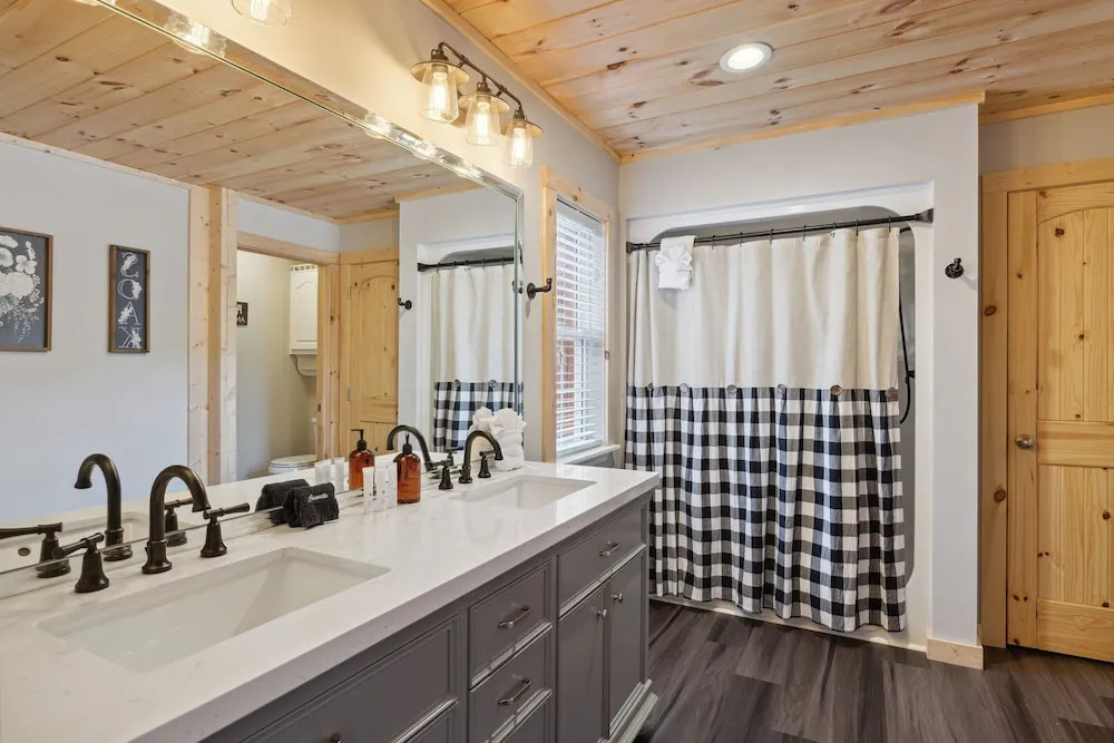 Majestic Valley View 3 Bedroom Cabin by RedAwning