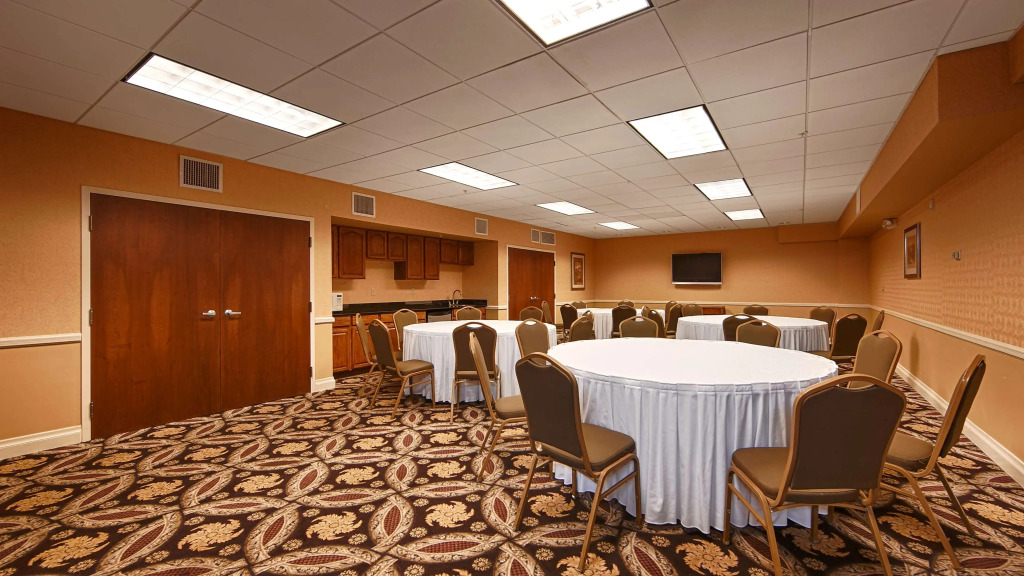 Best Western PLUS Hannaford Inn & Suites