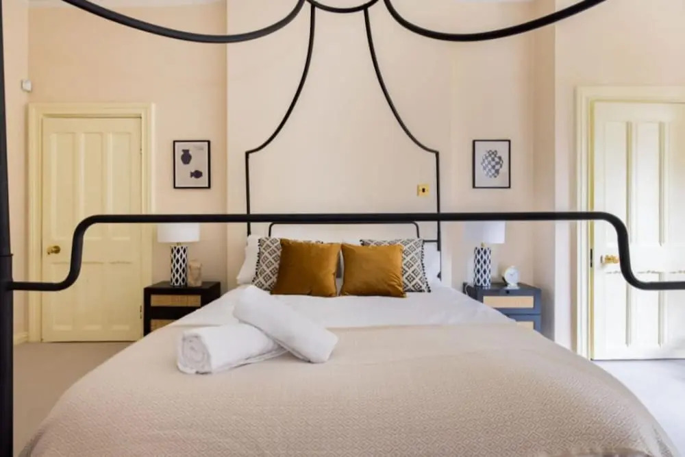 The Woking Wonder - Captivating 3BDR Flat with Parking