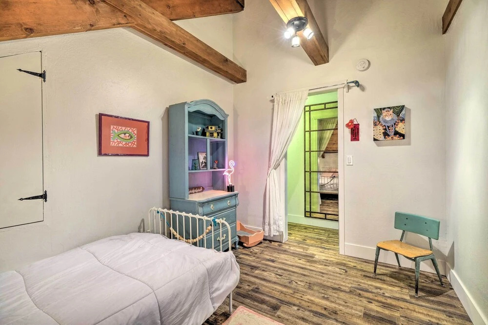Walk Downtown: Arnold Cabin w/ Large Deck!