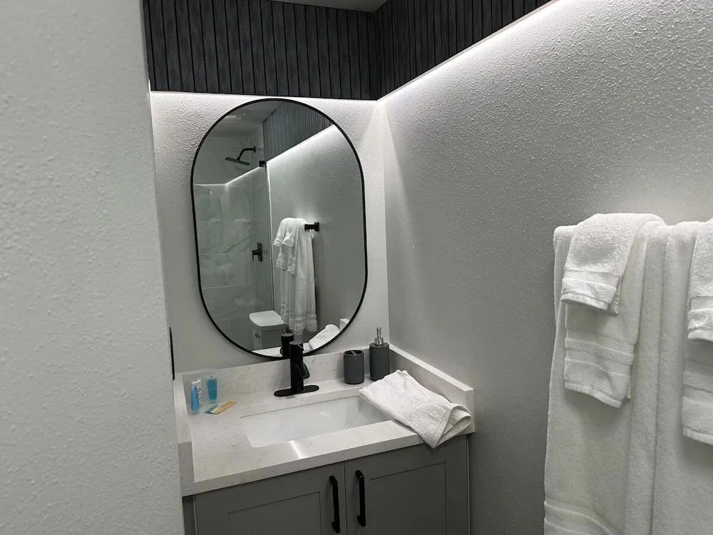 Modern 2BR Suite at Enclave 5min Universal
