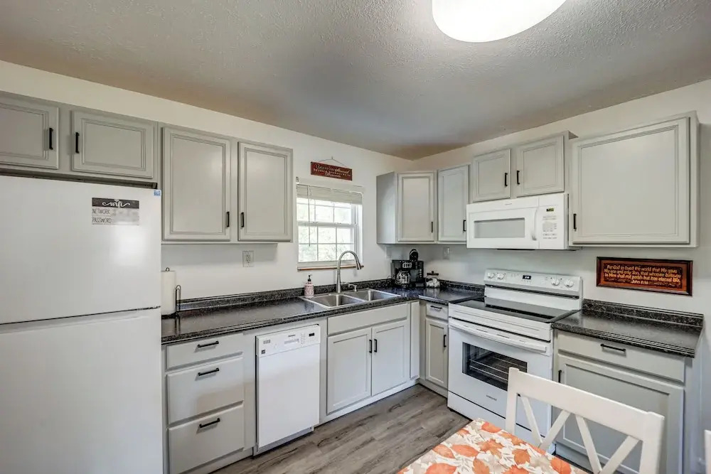 Walk to Main Street! Family Home in Williamstown