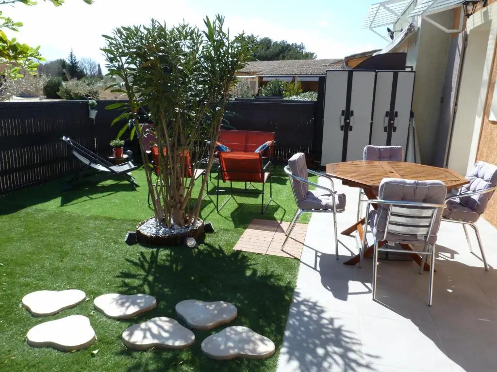 appart cosy avec son exterieur chaleureux,piscine et parking prive