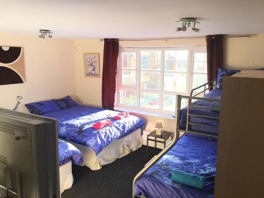 My-Places Large 4 Bed Town House (14A)