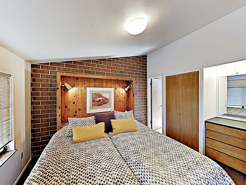 New Listing! Townhome W/ Sauna: Walk To Lifts 3 Bedroom Townhouse