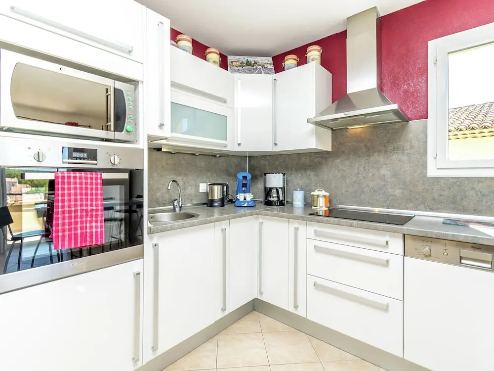 Charming Apartment in Mallemort with Swimming Pool