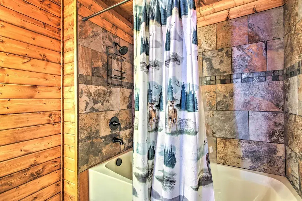 2 Mi to Ober Mtn: Hot Tub & Deck at Cozy Cabin