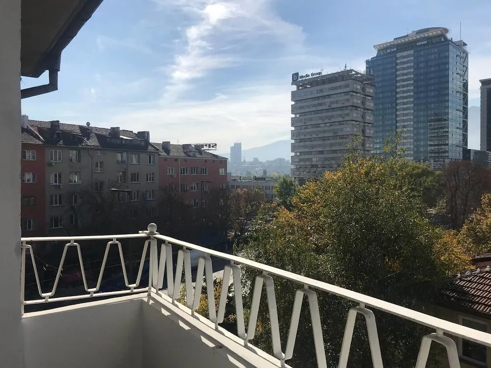 FM Deluxe 2-BDR Apartment with Terrace - Central City View