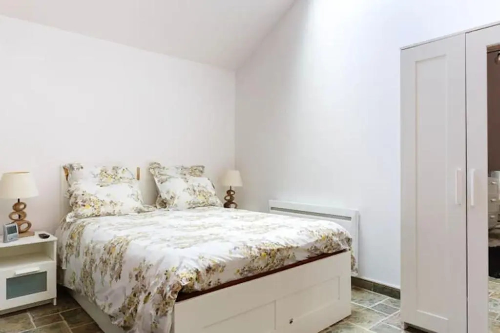 Studio avec jardin clos et wifi a Ville d'Avray a 1 km des pistes