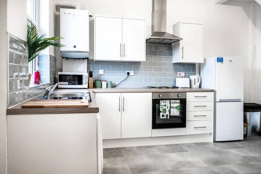 Modern Spacious 2 br House in Leigh, Free Parking