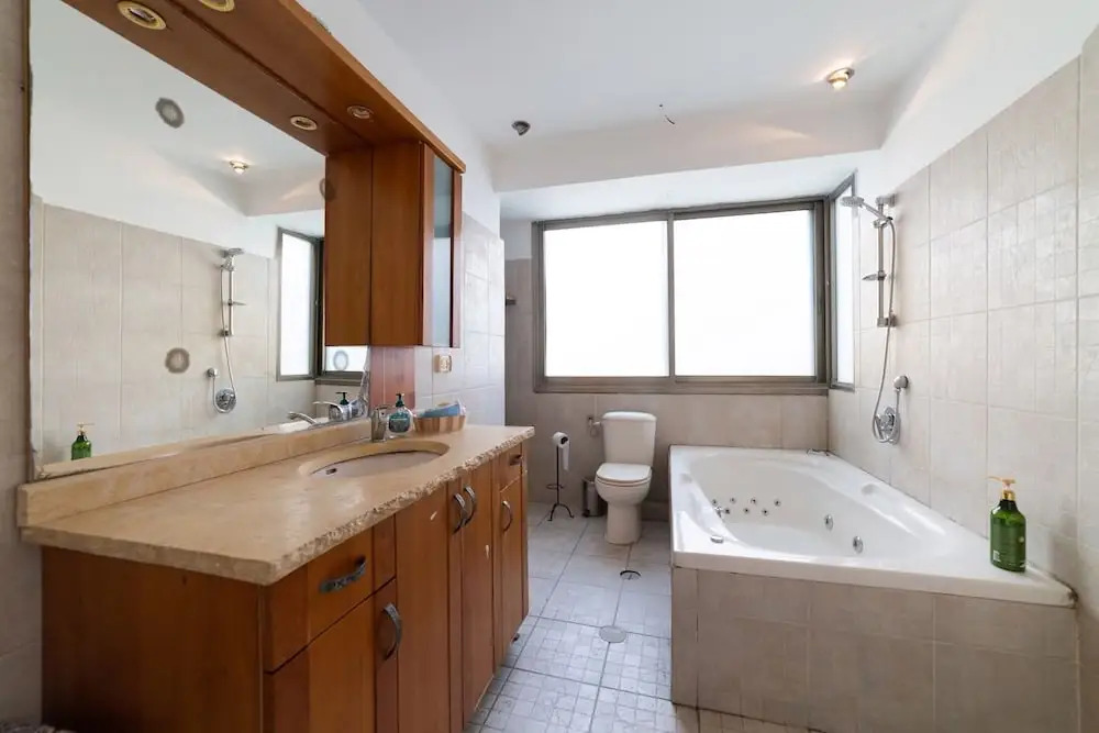 Urban Apartment With Jacuzzi Near Sarona