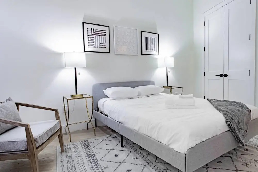 Vibrant 2 br Luxe Flat Adjacent Eastern Market Walk to Metro Barracks Row Capitol Hill
