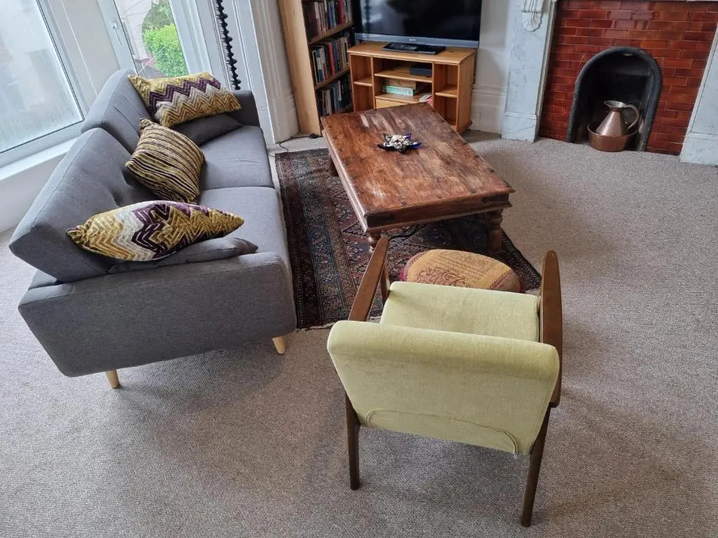 Bright, character 3 bed Apartment: 7 mins walk to sea
