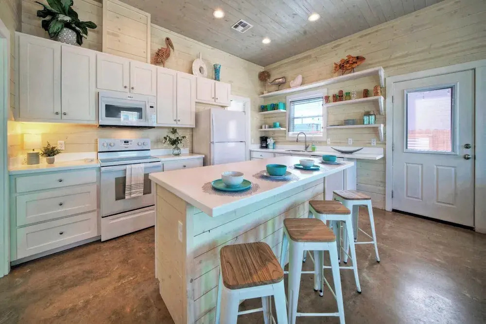 Sleeps 24, 2 Homes Pool, Backyard Tiki Bar, Fire Pit, Cornhole Walk to Beach