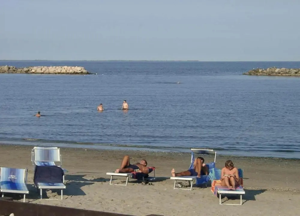Sunny Coastal Escape in Lido