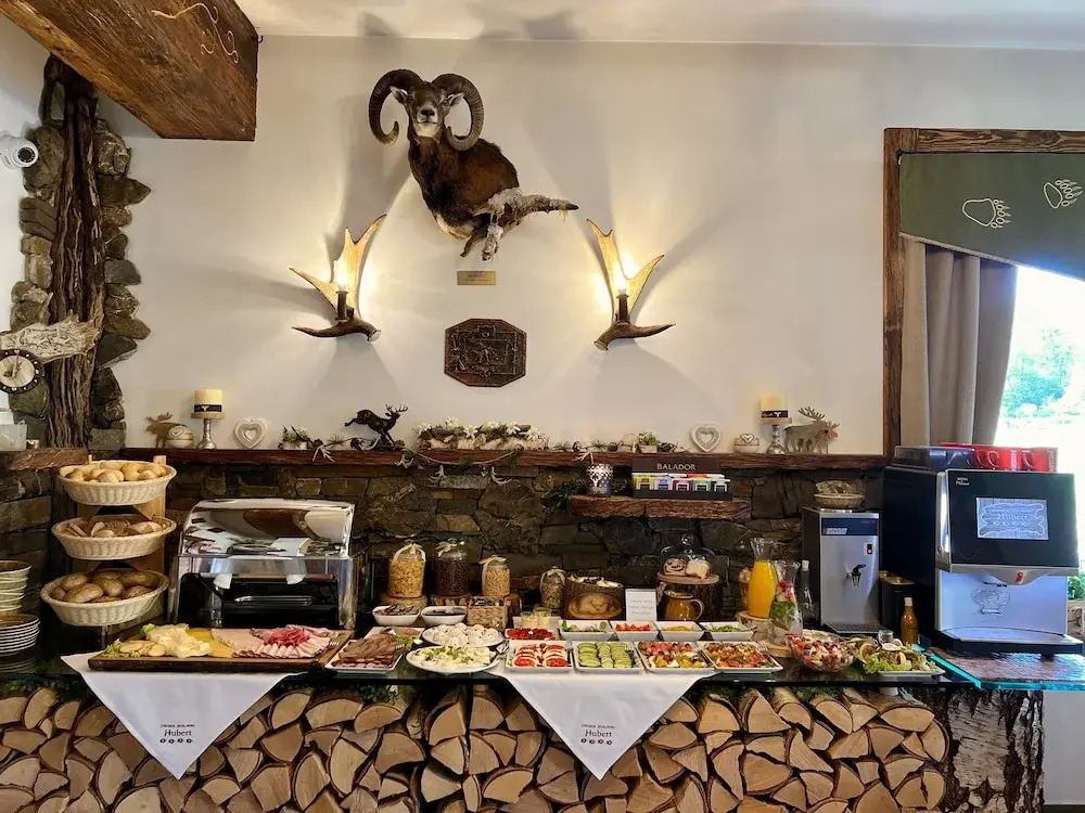 DWOREK MYŚLIWSKI HUBERT- przy samych Termach Bania i Stoku Narciarskiego Kotelnica, na miejscu wypożyczalnia nart, rowerów elektrycznych w atrakcyjnej cenie dla gości