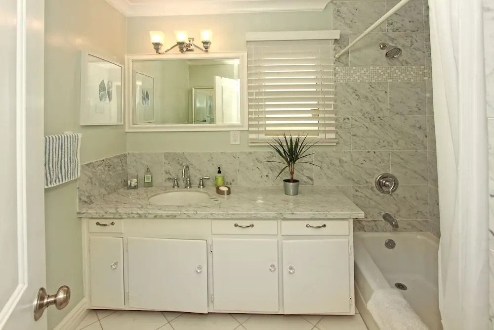 W. Bay Ave (68433) - 2 Br townhouse by RedAwning