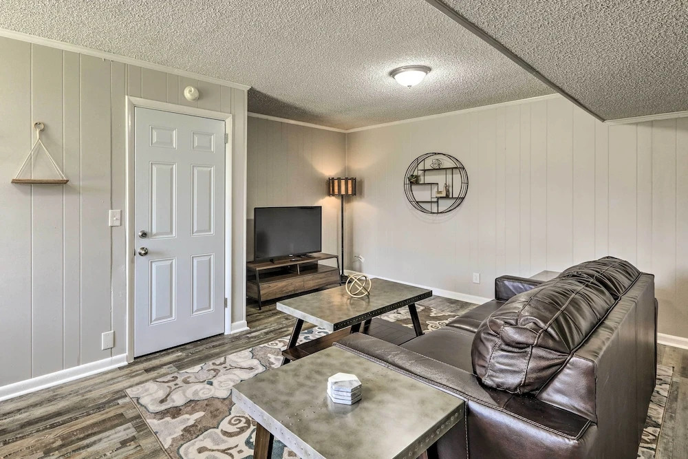 Garden-level Hendersonville Apt: 20 Mi to Broadway
