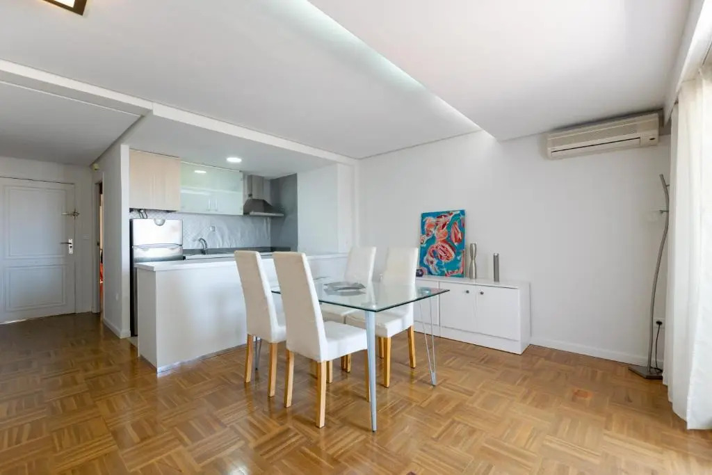 Light and bright apartment in central Valencia