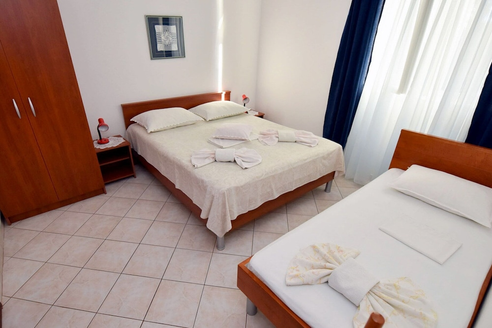 Apartments Mandre near sea