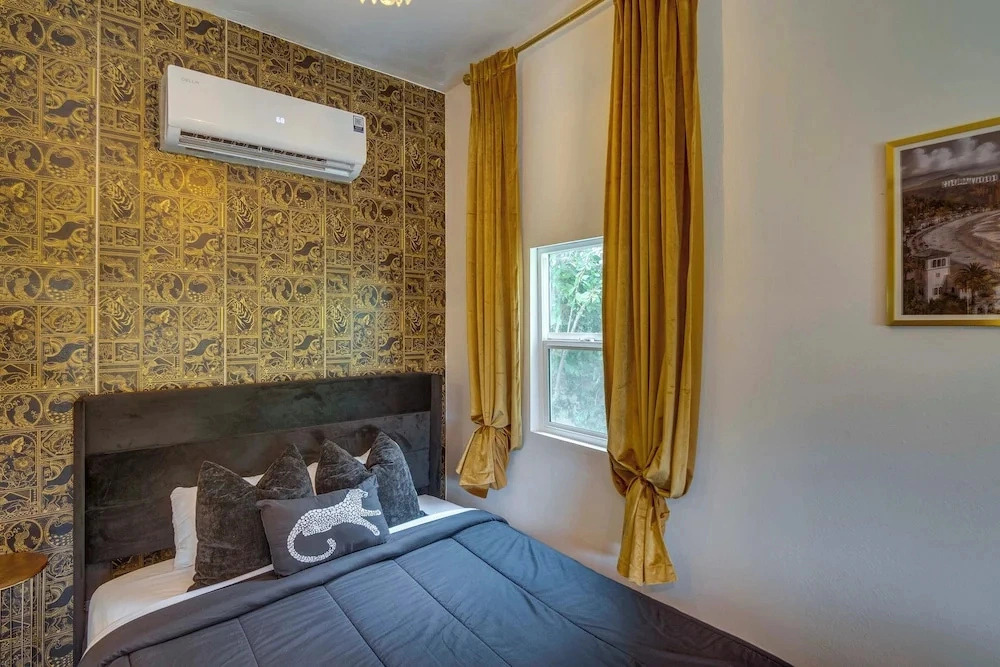 Great for Work! Chic & Cozy Los Angeles Unit