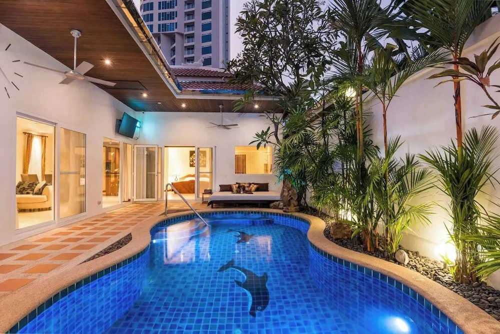 Luxury 2BR Pool Villa Pratamnak Soi5- 50m to Beach