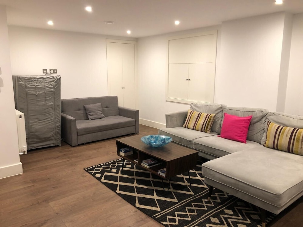 Batterseaflat/sleeps6/refurbished/tv