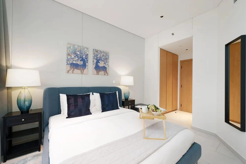 Maison Privee - Sleek and Sunny Apt in Business Bay w/ Canal Views